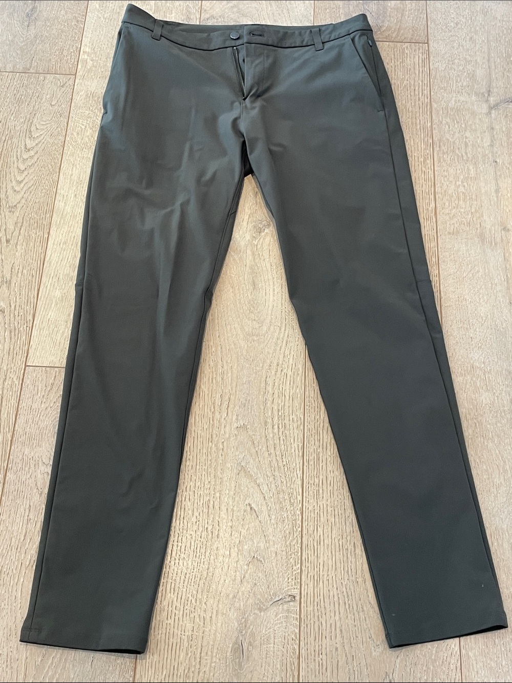 lululemon athletica Men's Chinos in Dark Olive (Tall)